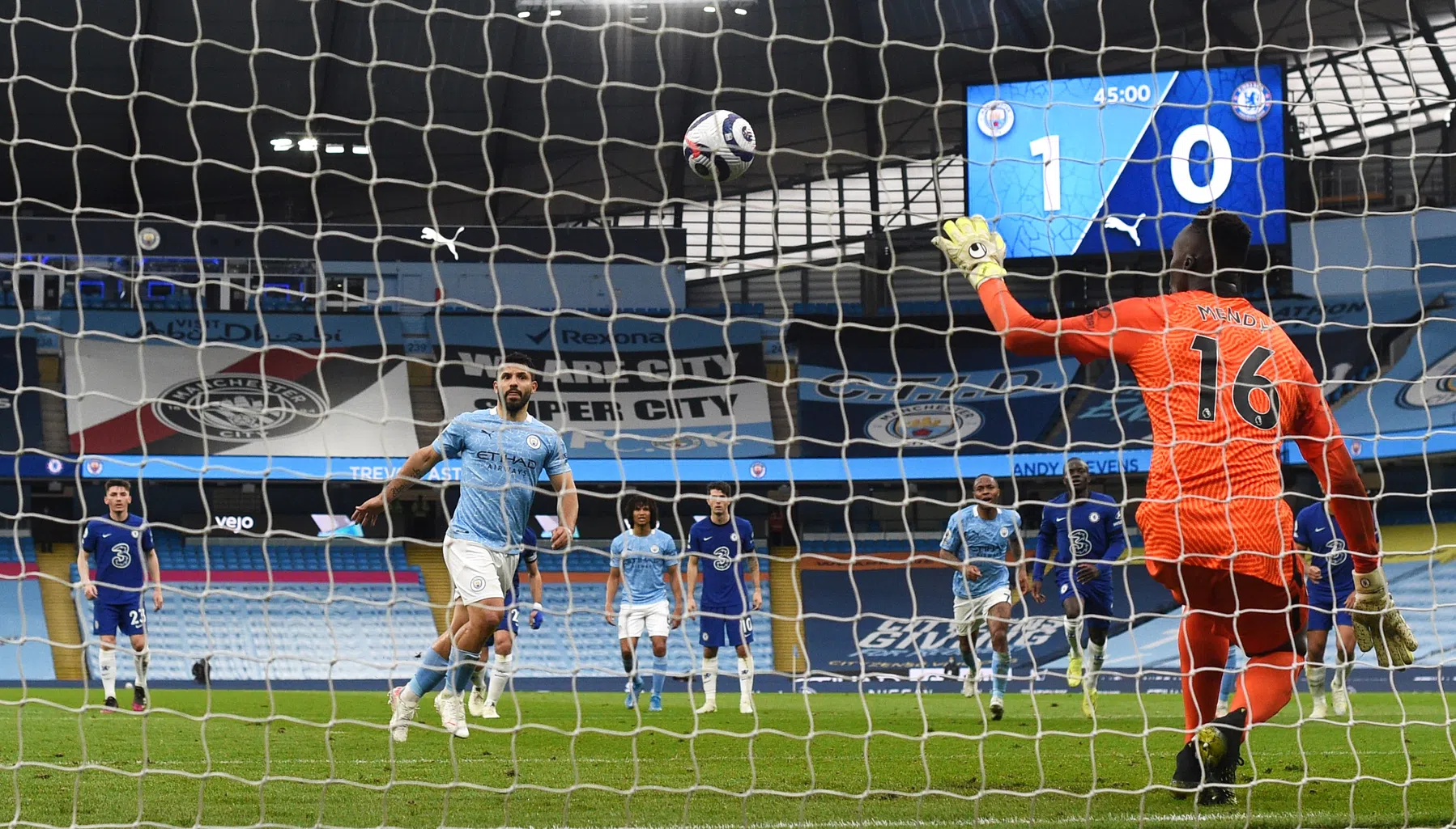 Agüero zet zichzelf voor schut en faalt op gênante wijze bij penalty