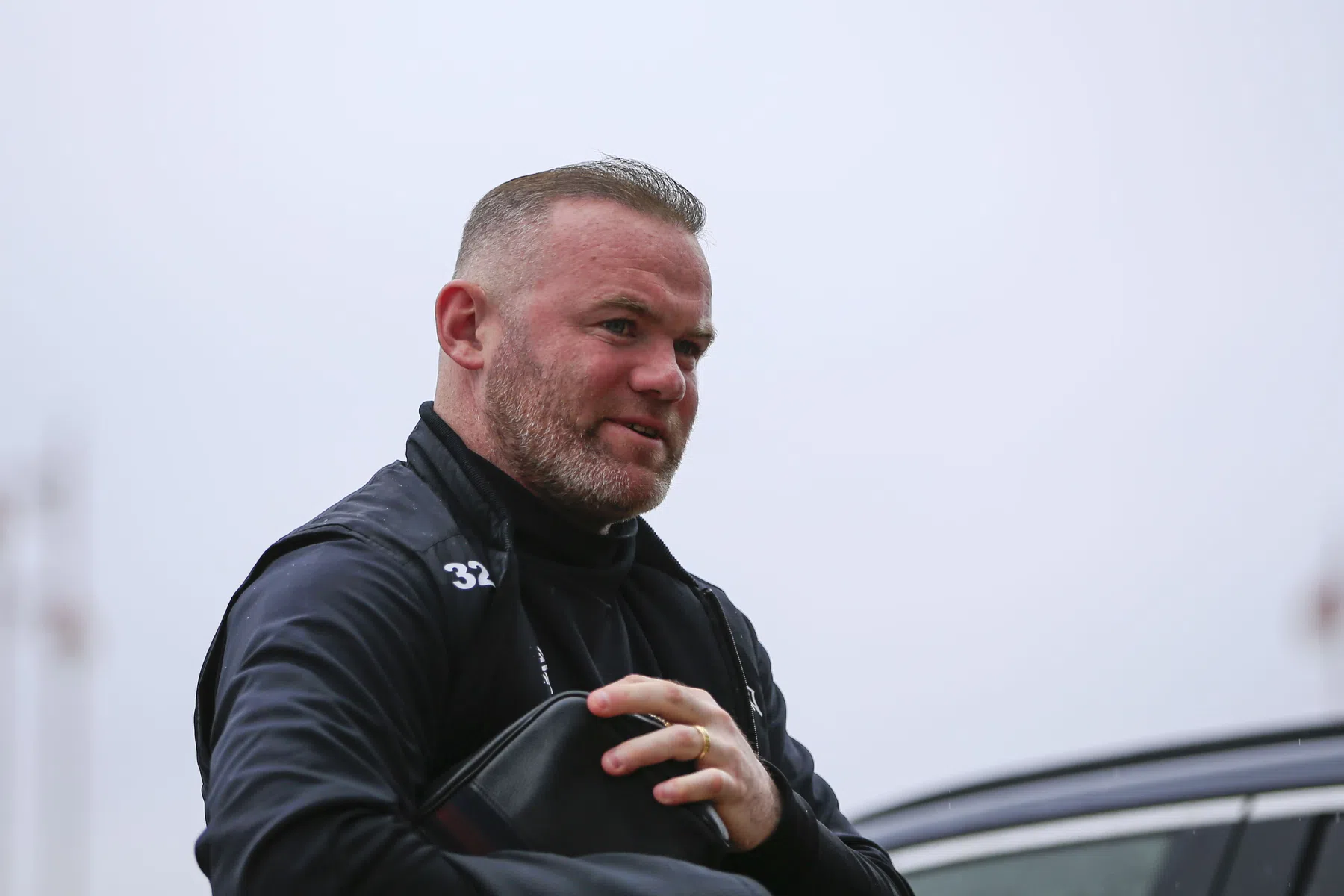 Derby County van Rooney kruipt door oog van de naald