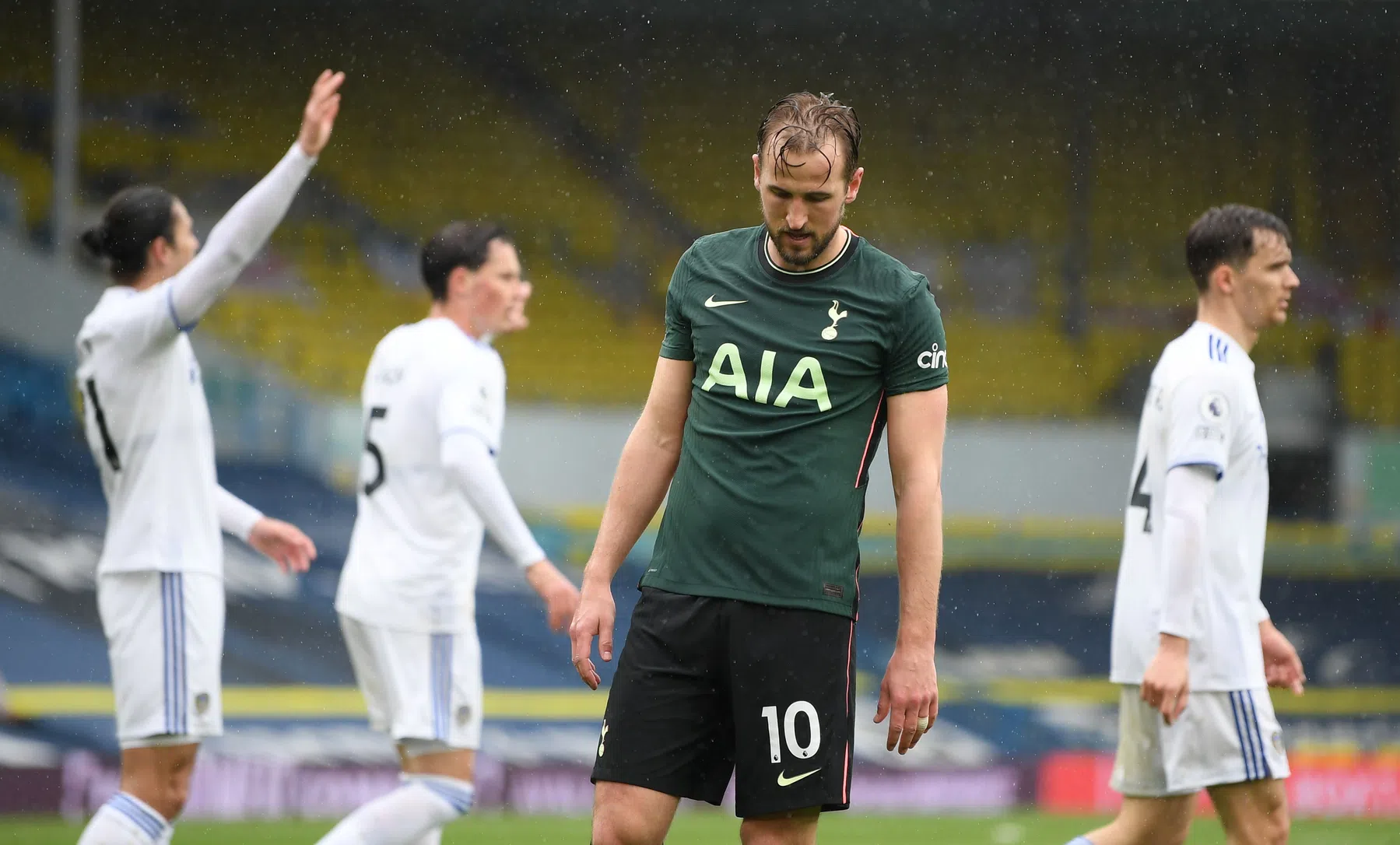 Laatste hoop Tottenham vervliegt na uitglijder met omstreden VAR-moment