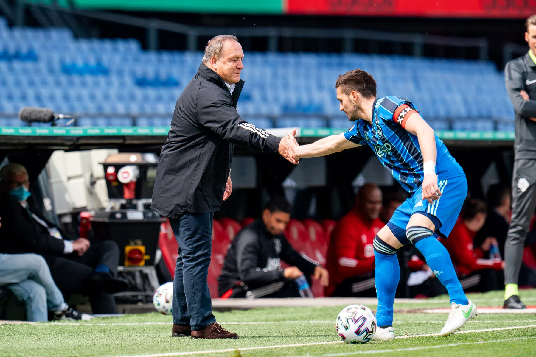 Advocaat ziet lichtpunten: 'Voor rust niet minder dan Ajax'