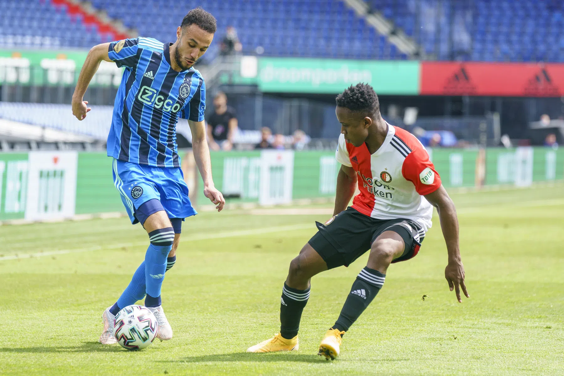 Luis Sinisterra is geen linksback, maar moest daar tegen Ajax wél spelen