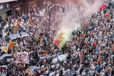 Thumbnail for article: Woedende Valencia-fans de straat op na uitspraken eigenaar