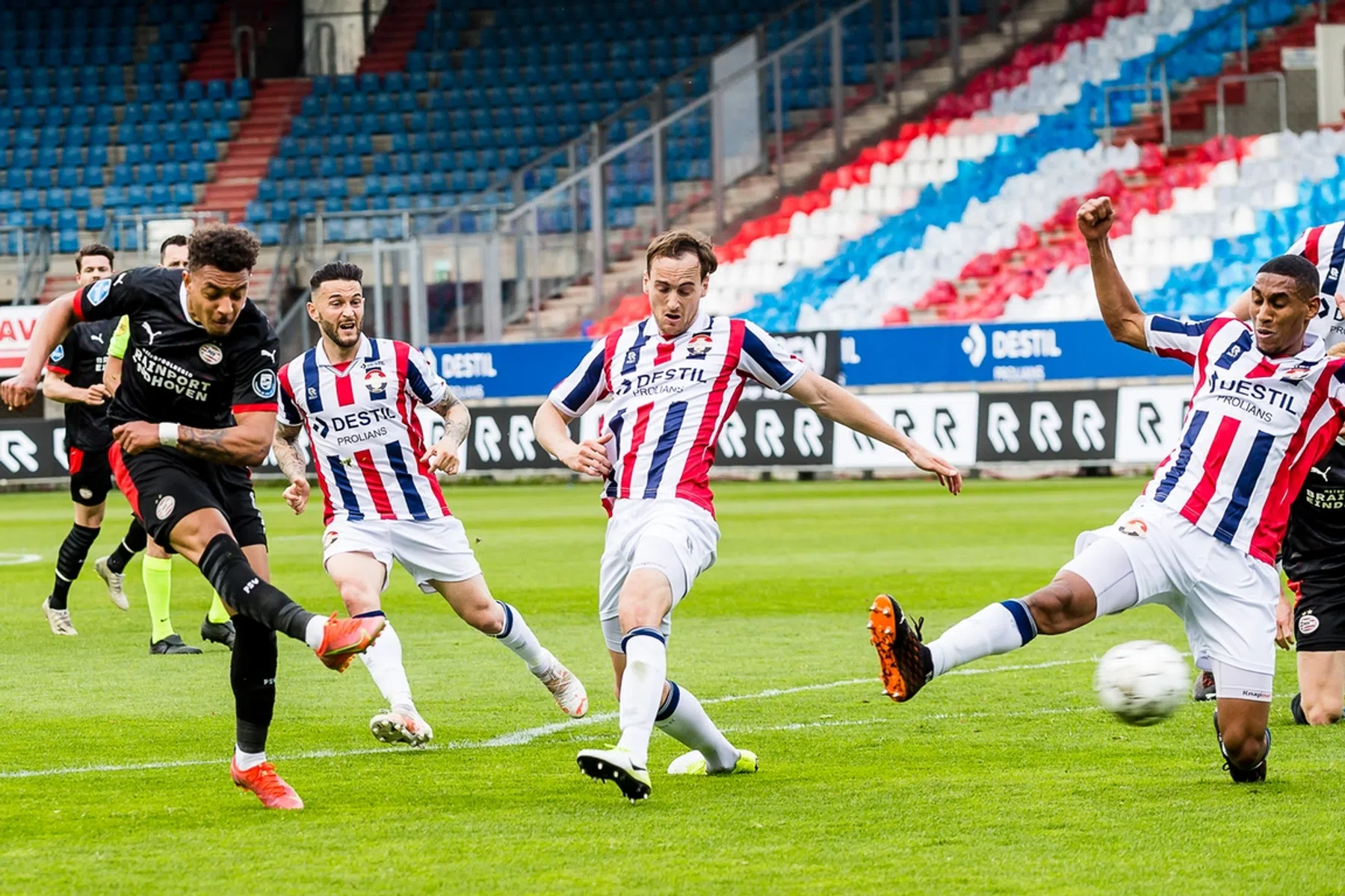 'Chef openingsgoal' Malen houdt PSV op koers voor tweede plek