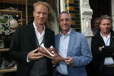 Thumbnail for article: Dennis Bergkamp over zijn voorbeeld, strijdmakker en vriend