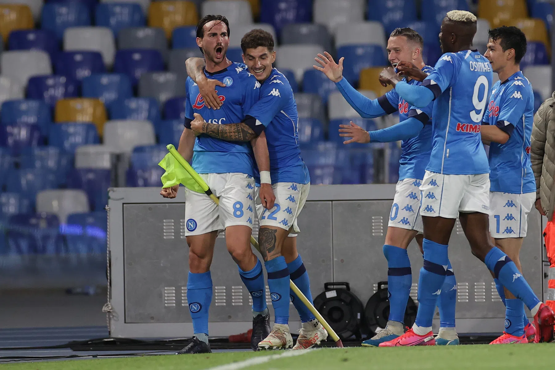 Wervelend Napoli neemt afstand van Juventus en ruikt CL-ticket