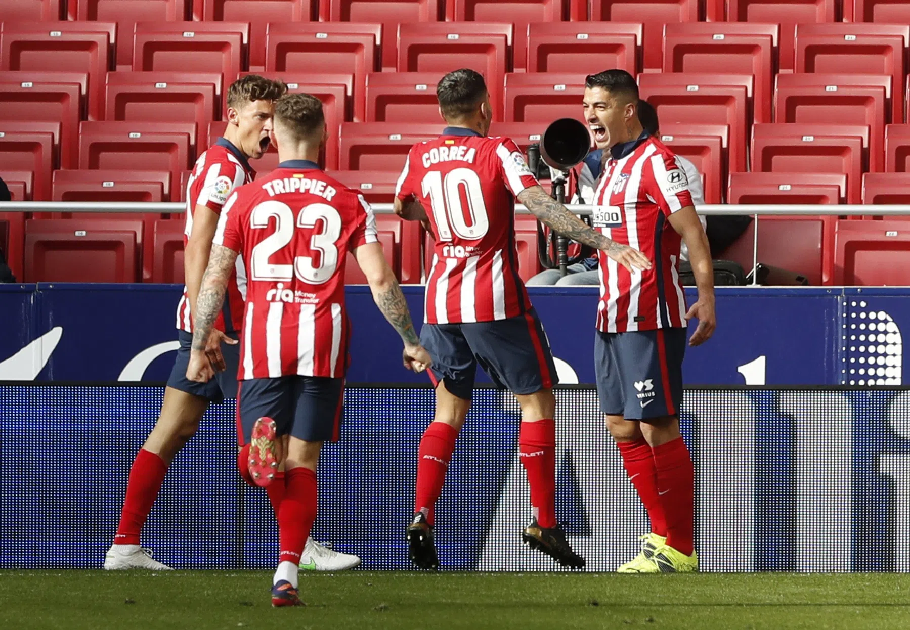 Suárez houdt Atlético in bloedstollende ontknoping op titelkoers