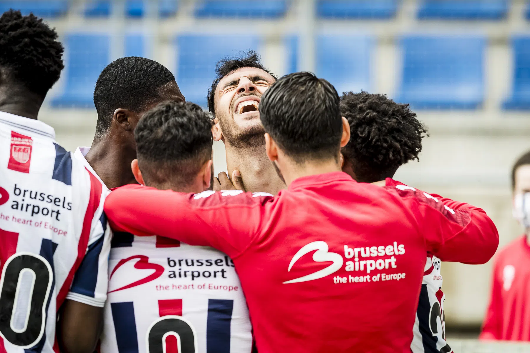 Feest in Tilburg na wereldgoal Pavlidis, FC Emmen naar play-offs