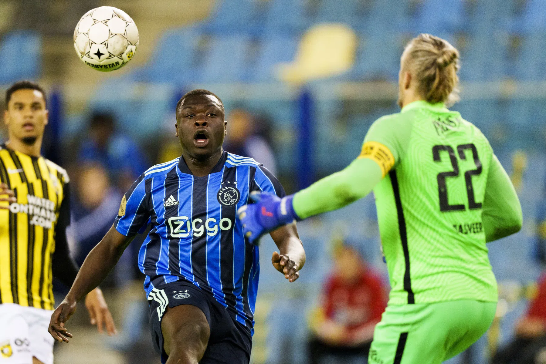 Brobbey steekt de draak met Almere City, Feyenoord-docu in aantocht