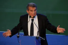 Thumbnail for article: 'Ontevreden Laporta twijfelt vanwege financiën over ontslag Koeman'
