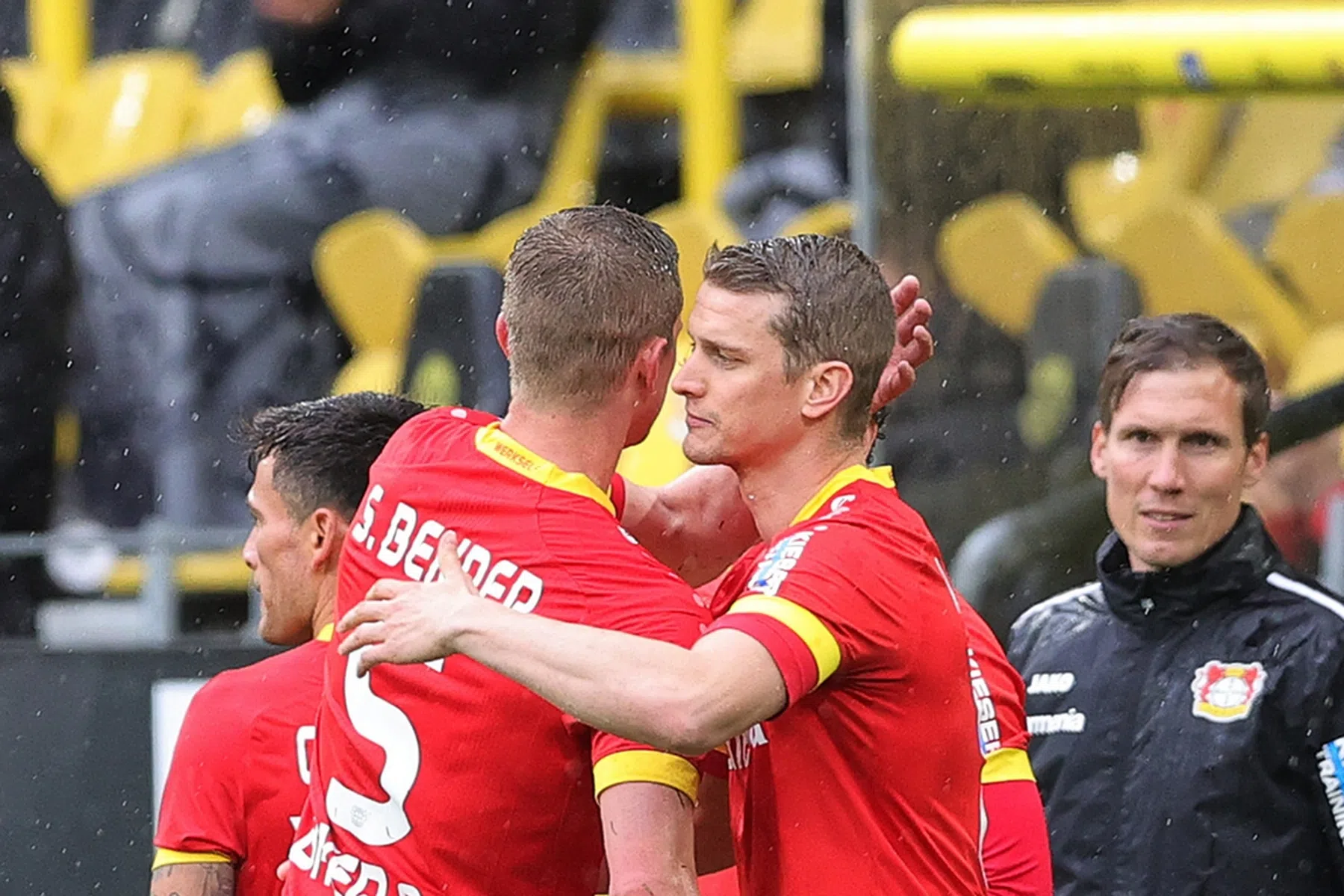 Prachtig afscheid: Dortmund-doelman laat penalty Bender bewust door