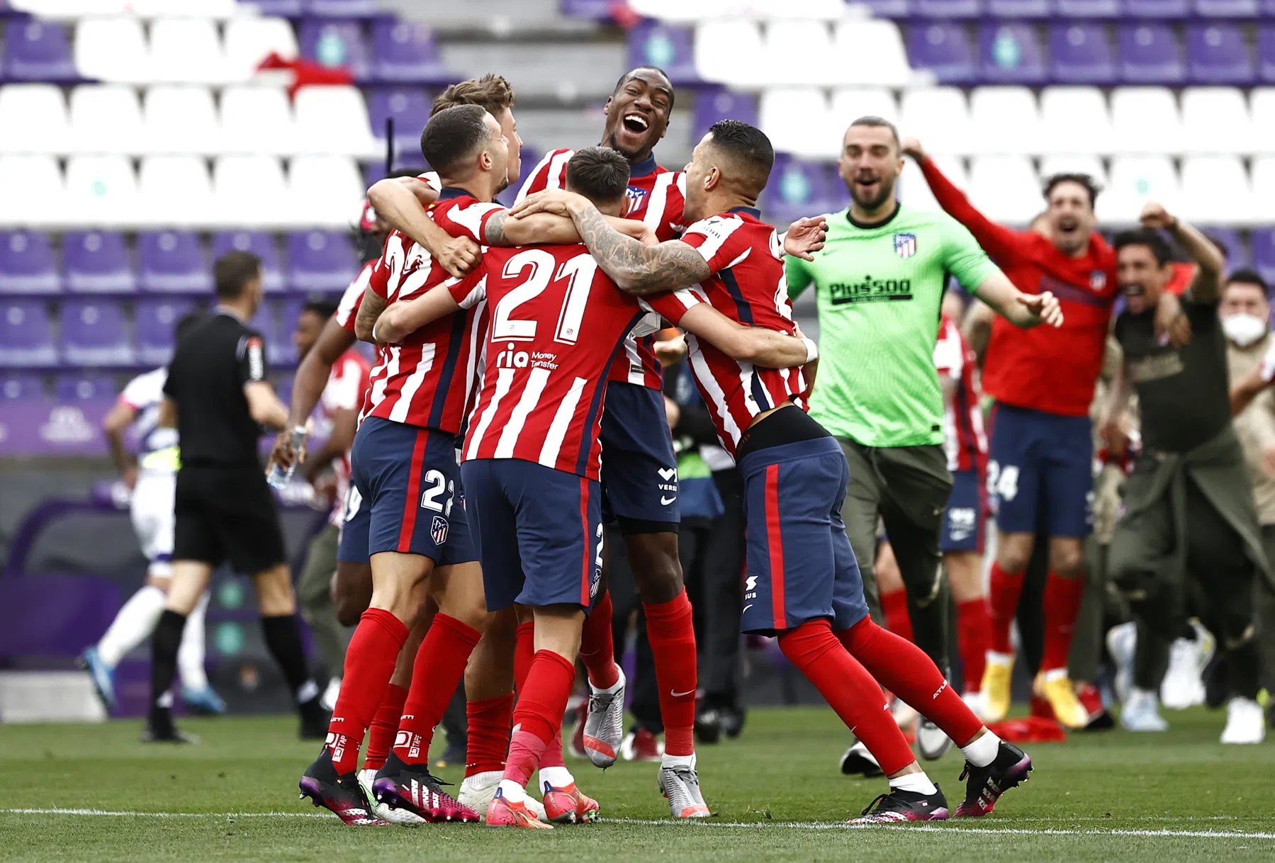 Ultieme wraak op Barça: Suárez maakt Atlético kampioen op zinderende slotdag