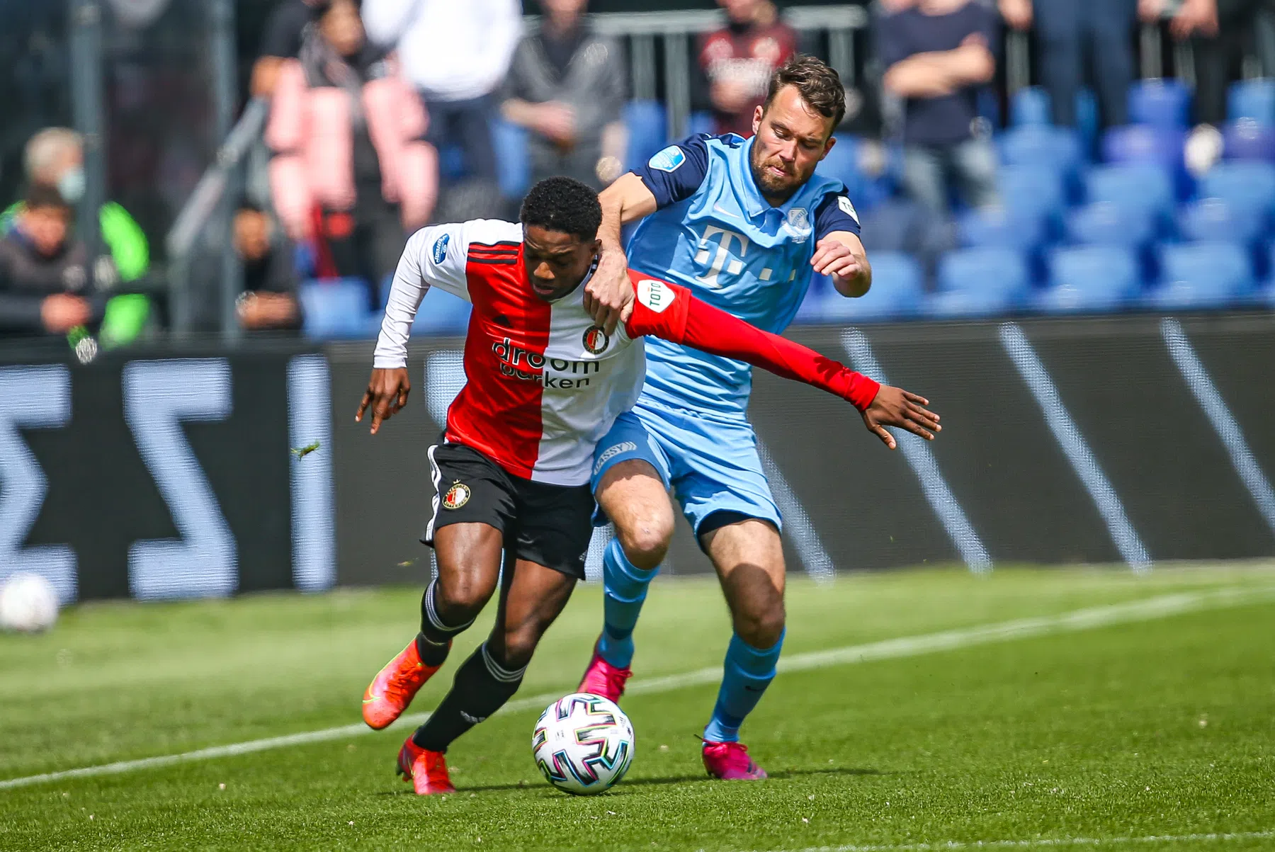 Feyenoord slaat voor rust slag met jagende Tyrell Malacia