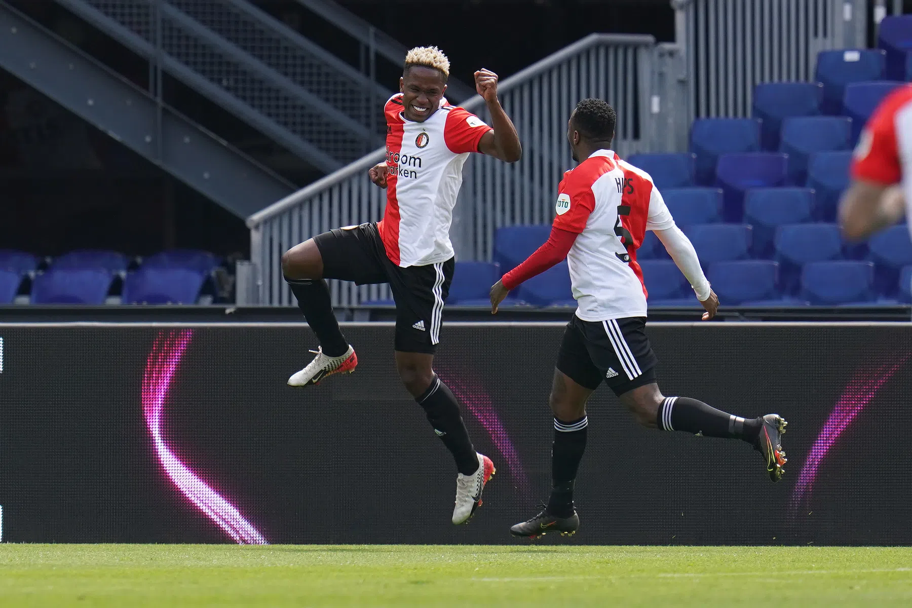 Sinisterra bezorgt geëmotioneerde Advocaat afscheid met Europees ticket