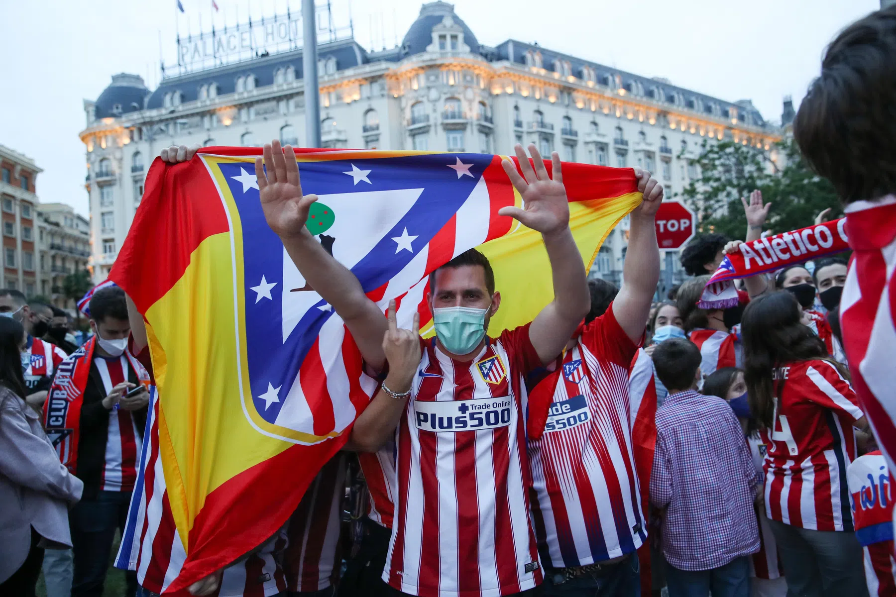 Madrid kleurt rood-wit: Atlético-fans vieren kampioenschap op straat