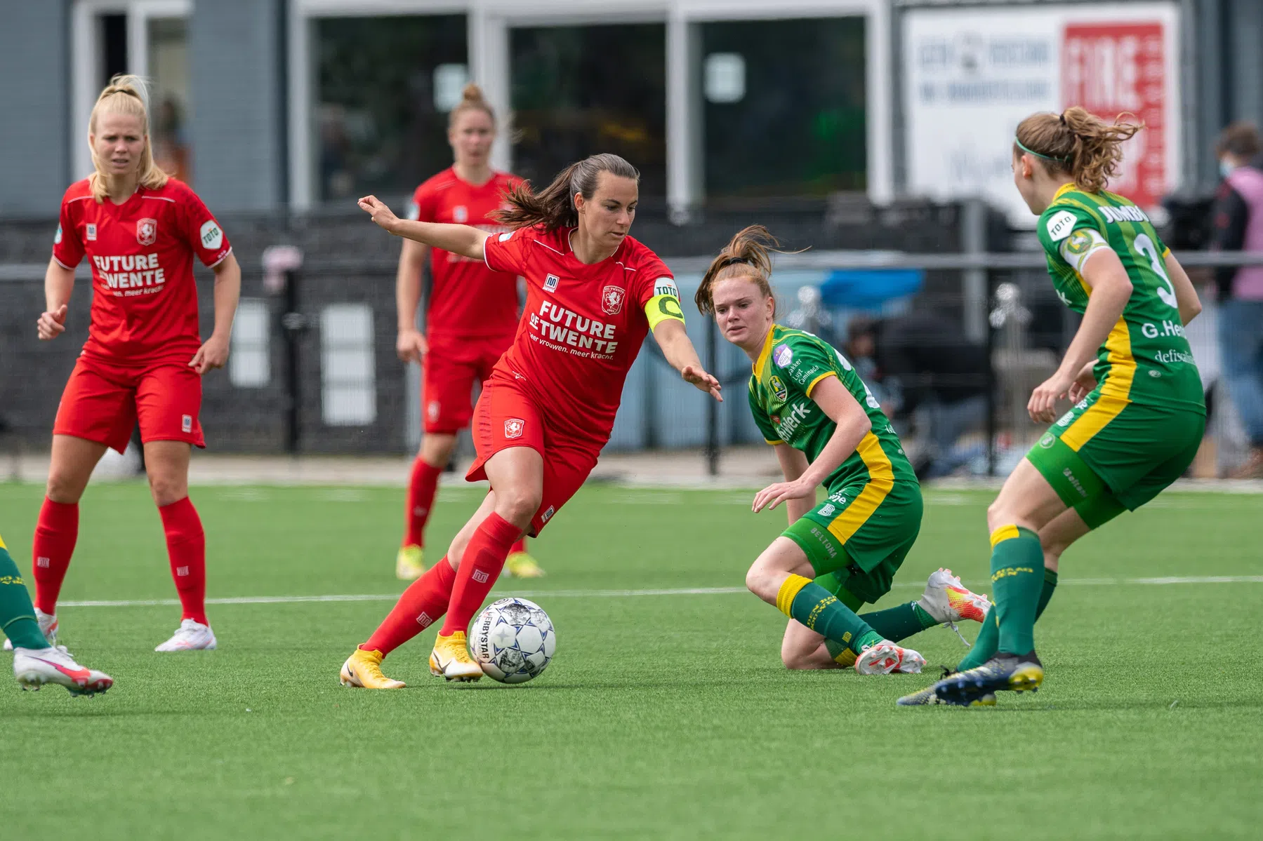 Ajax biedt helpende hand, schaal voor vrouwen van FC Twente