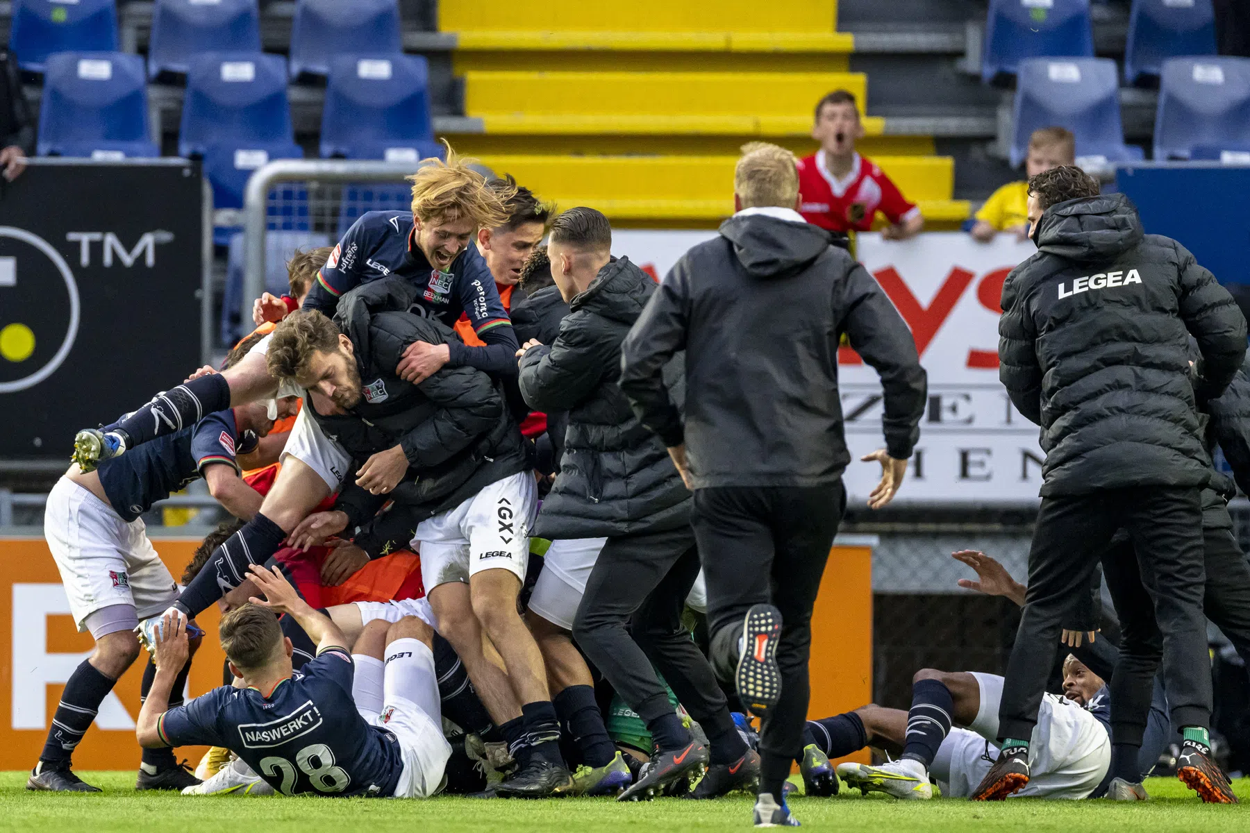 Duizenden NEC-fans vieren promotie