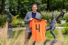 Thumbnail for article: Waarom De Boer vooral middenvelders en aanvallers moet meenemen naar het EK