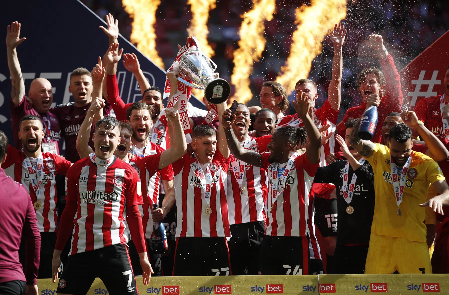 Emoties en feest bij Brentford: 'Onze plannen? Heel erg dronken worden!'