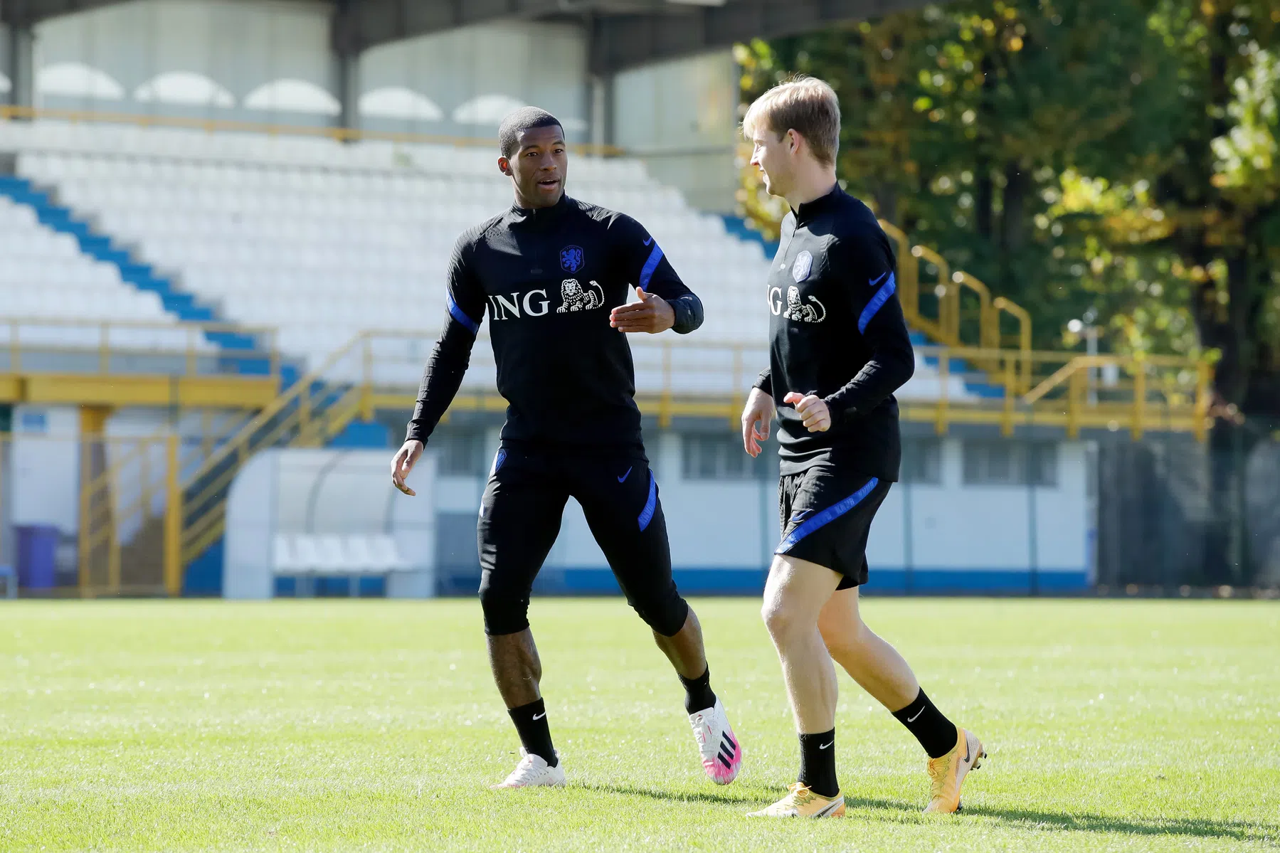 Frenkie de Jong en Wijnaldum melden zich in Portugal: 'Eindelijk!'