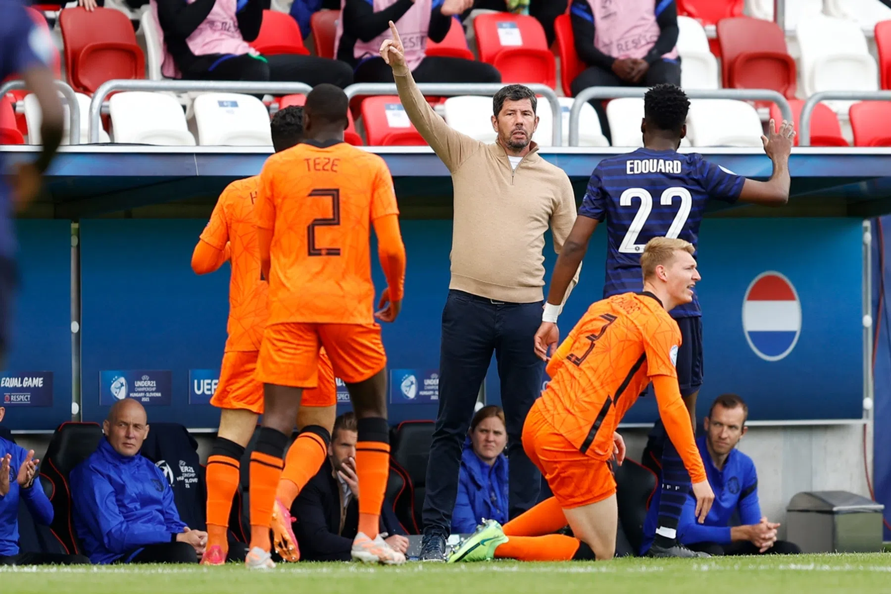 De Boer feliciteert Jong Oranje, Van de Looi hoorde niks over Bijlow