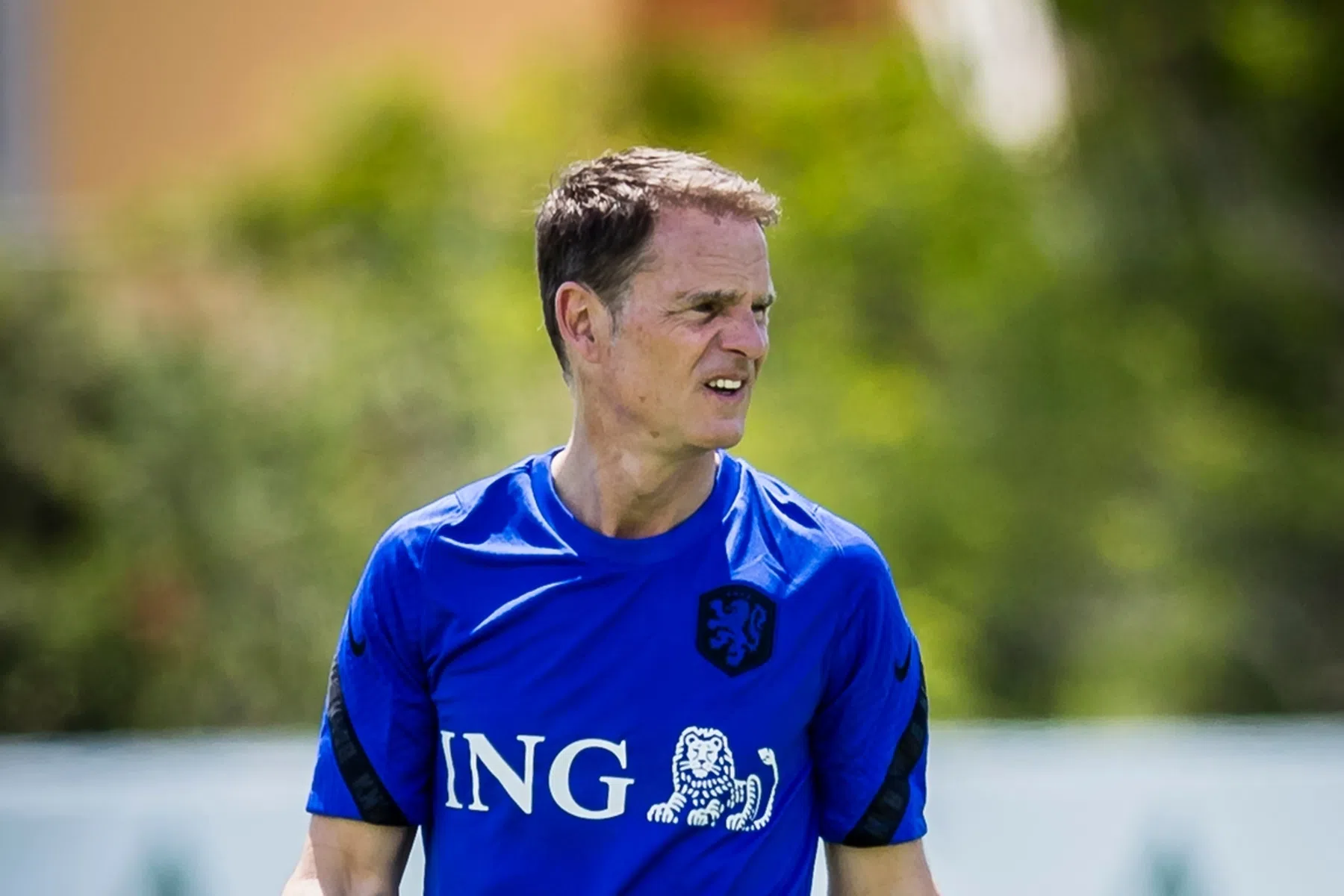 De Boer hakt knoop door: 5-3-2 tegen Schotland