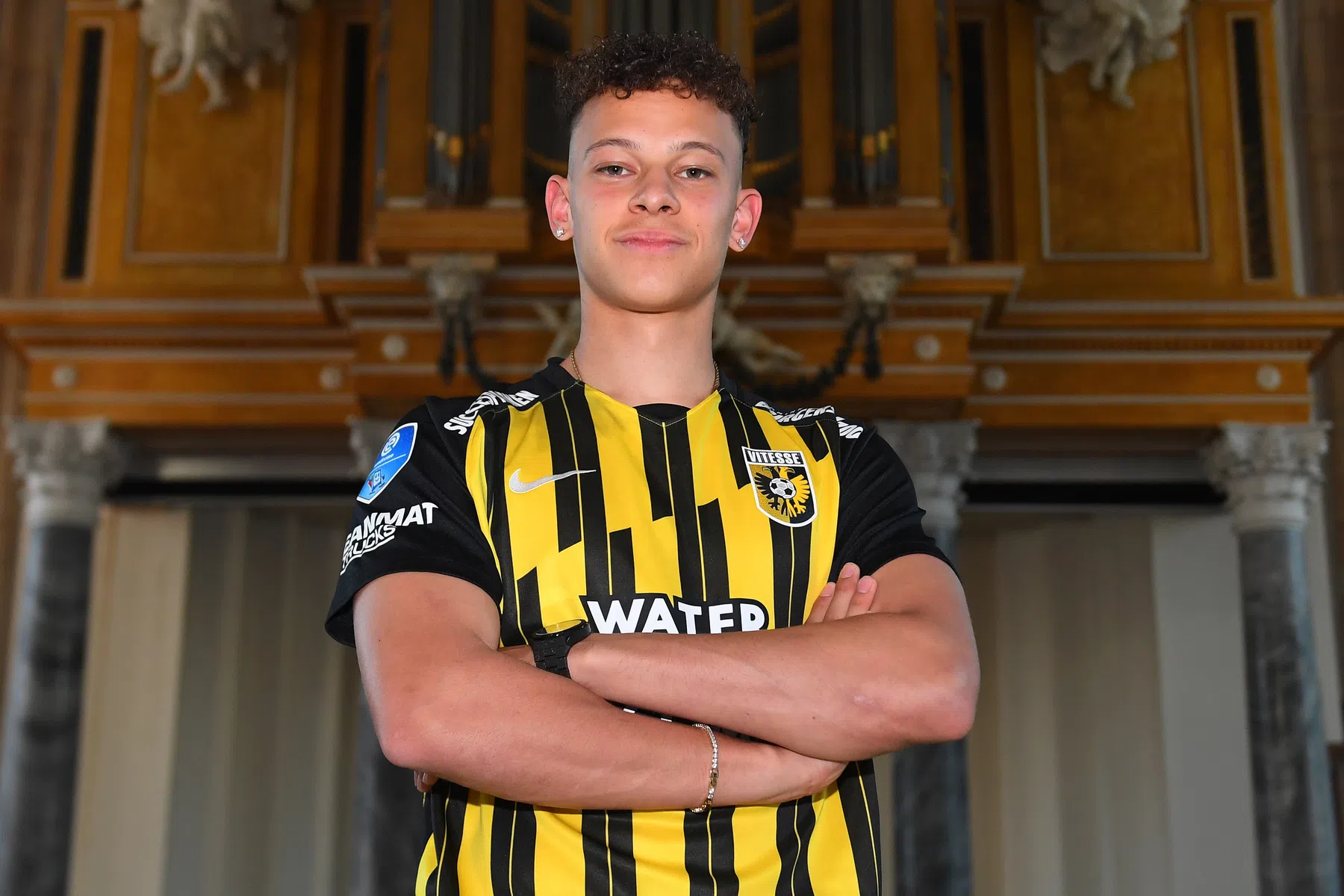 Vitesse blijft actief en legt tweede Zwitser vast