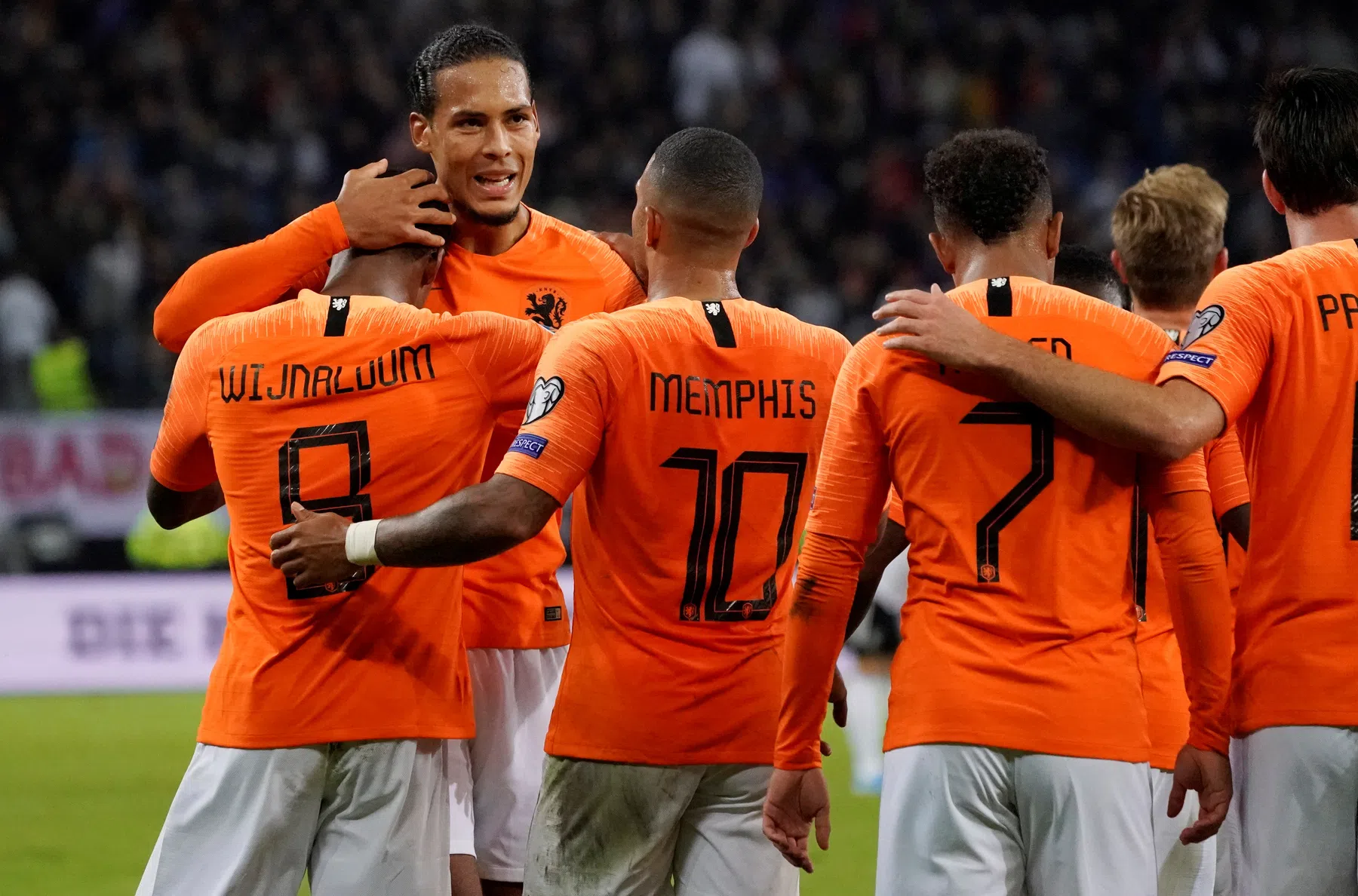 Mooi beeld: ontbrekende captain Van Dijk op de tribune bij Oranje
