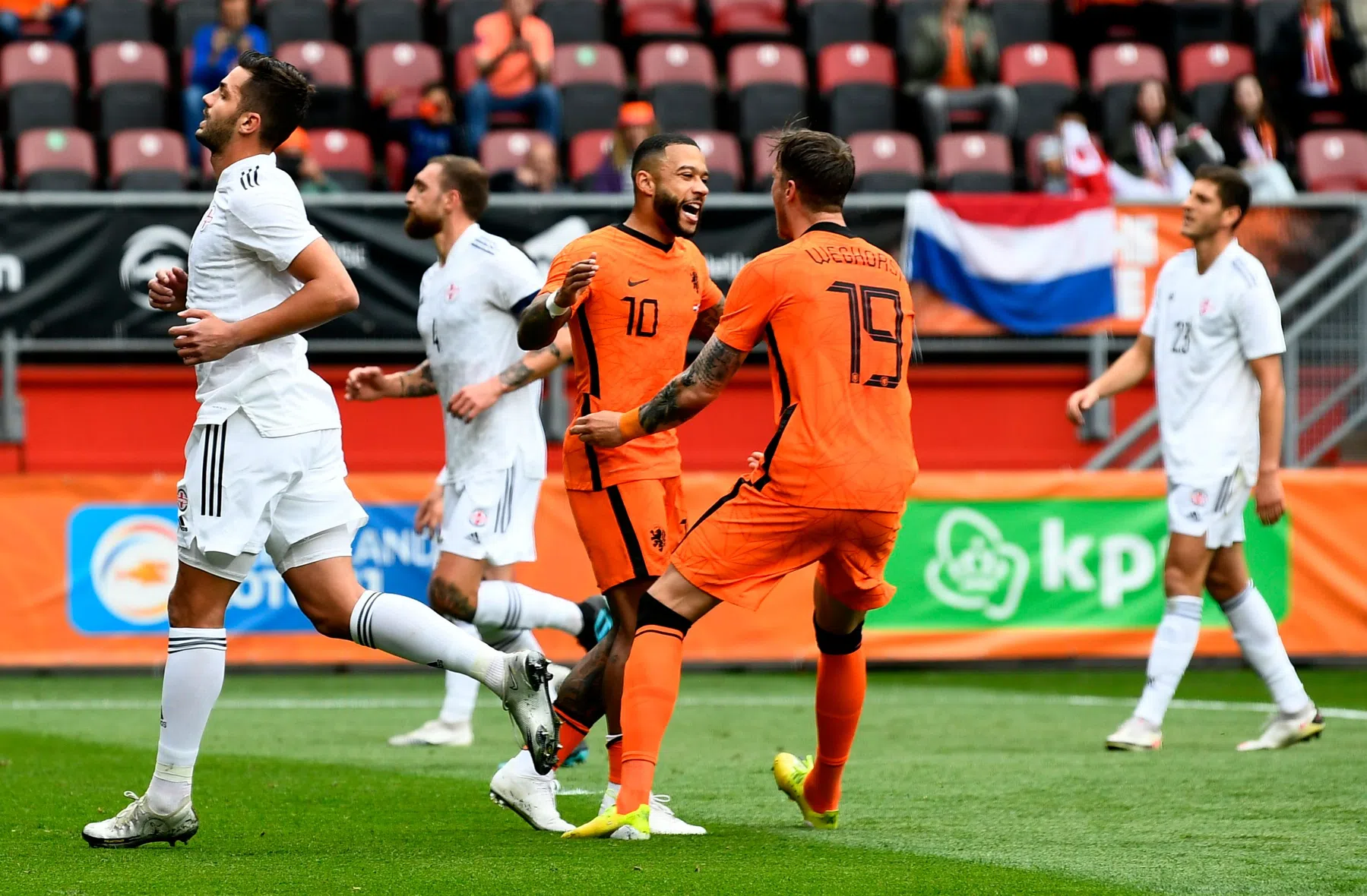 Memphis grapt over emotionele Weghorst: 'Hij jankt 'm binnen, daarna jankt-ie zelf'