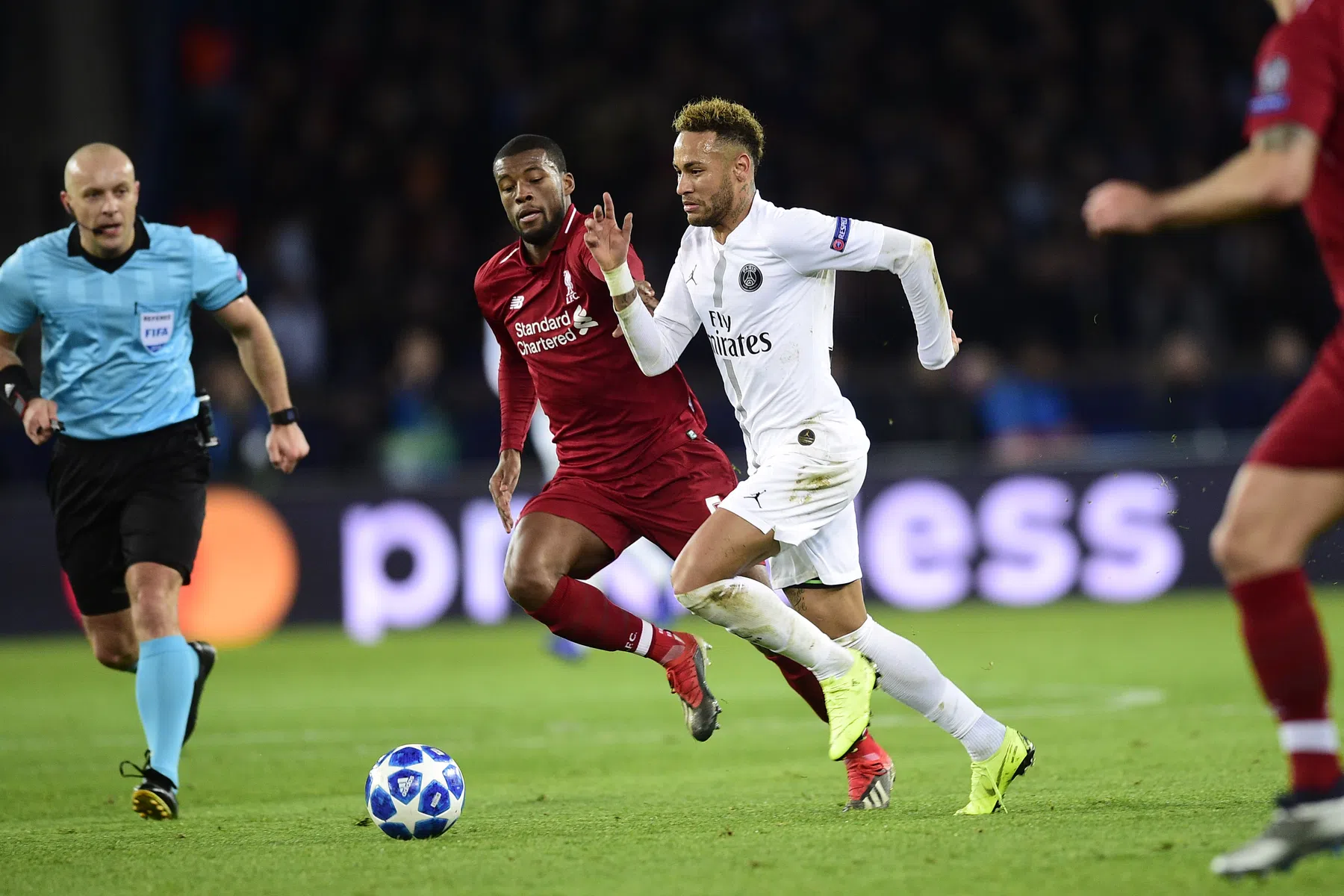 Paris Saint-Germain overrompelt Barcelona en haalt Wijnaldum binnen