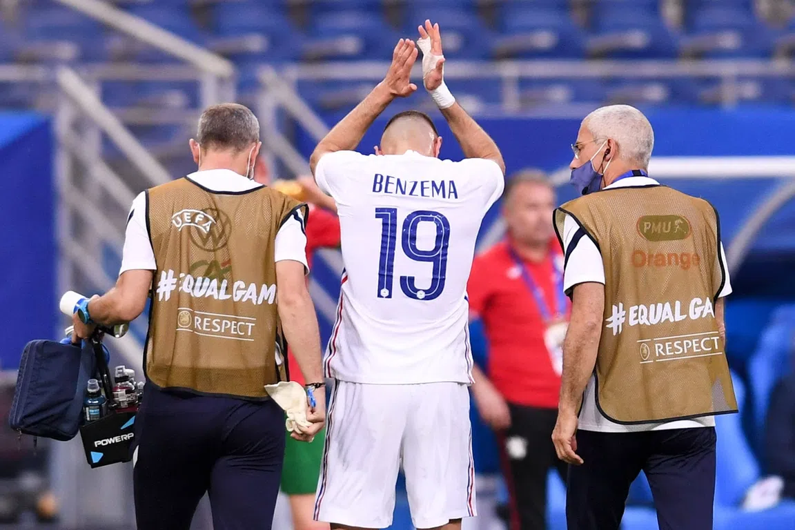 Tranen bij Benzema, maar Deschamps wil geen drama maken van blessure