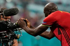 Thumbnail for article: Mooie beelden: Lukaku draagt eerste EK-doelpunt op aan Eriksen