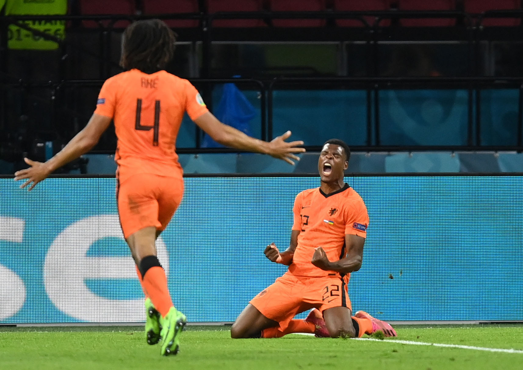 De man die symbool staat voor Oranje: opstaan, vallen, opstaan en zegevieren