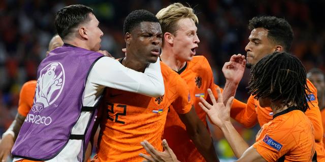'Dumfries gaat als een soort botsauto tekeer op die rechterflank'