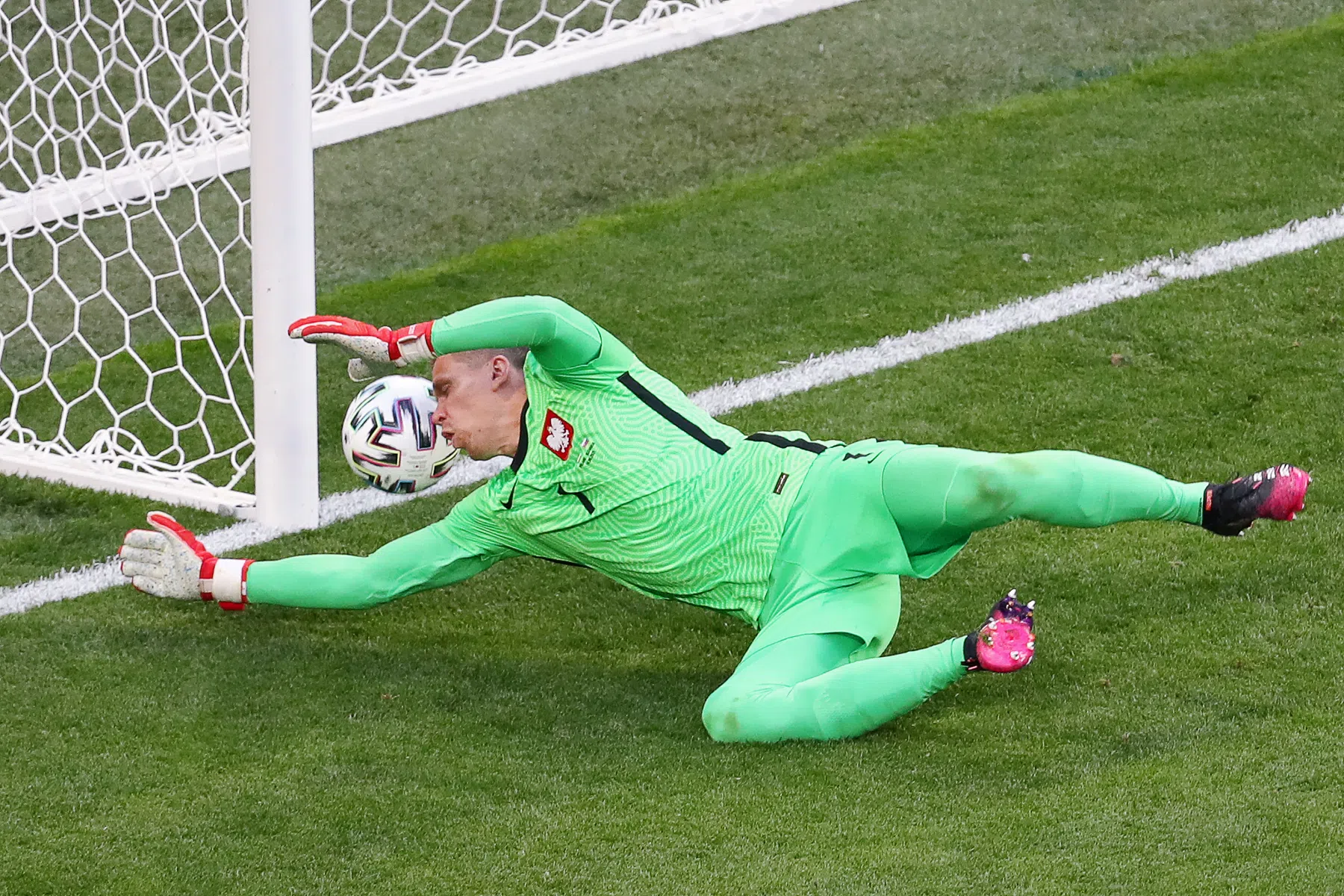 EK-unicum en rode kaart: Slowakije dankt Poolse schlemielen Szczesny en Krychowiak