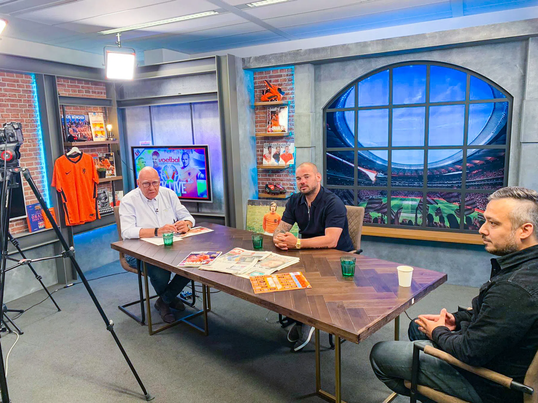 Scherpe Koning Toto en opluchting in studio: kijkje achter de schermen bij VI EK Live (I)