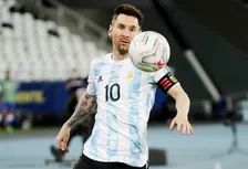 Thumbnail for article: Sprong kan geen toeval zijn: het subtiele eerbetoon van Messi aan Maradona