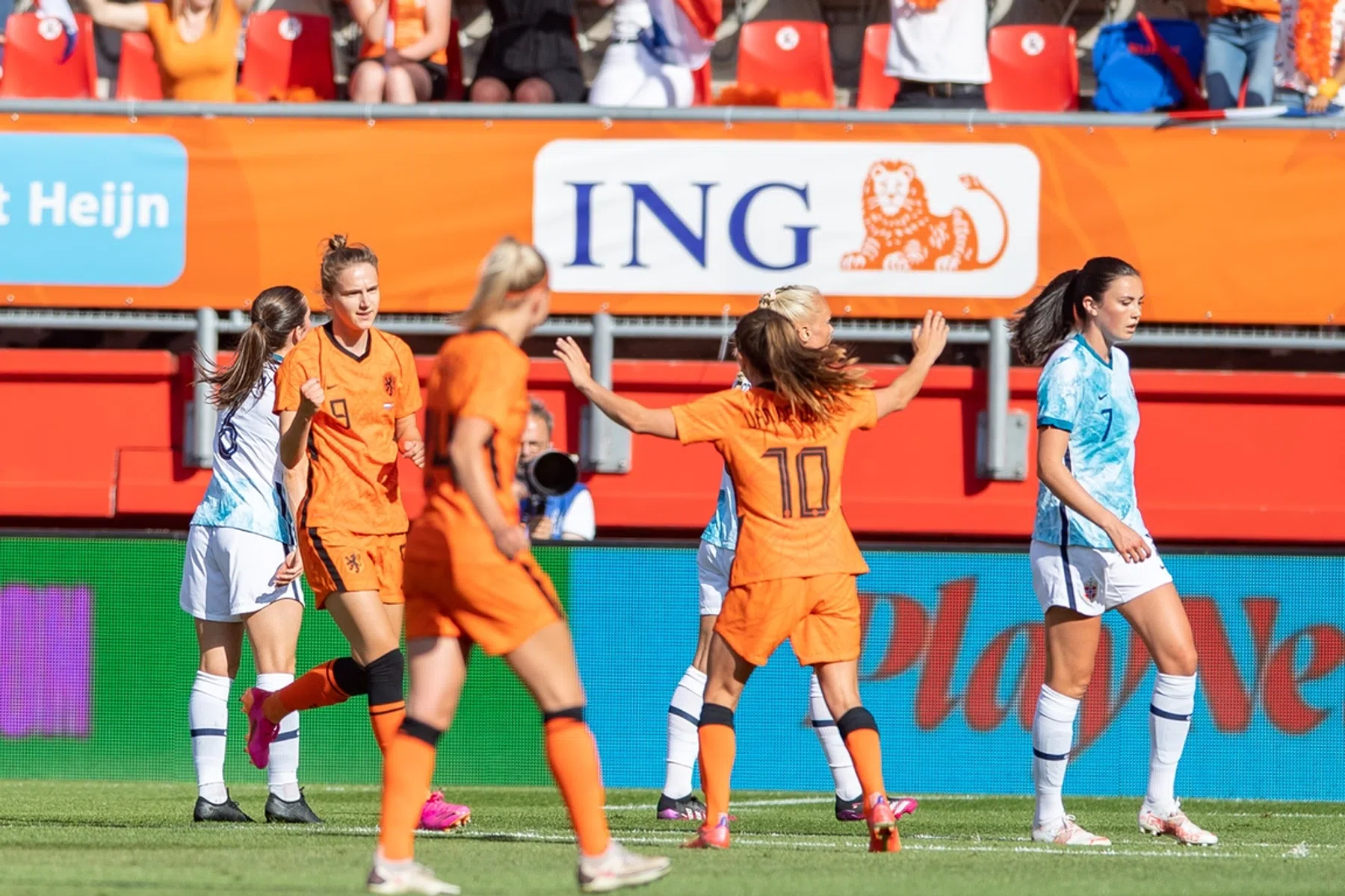 Miedema effent de weg voor monsterscore Leeuwinnen