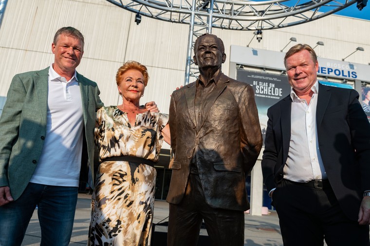 Ronald en Erwin Koeman onthullen standbeeld vader Martin: 'Ongelooflijk trots'