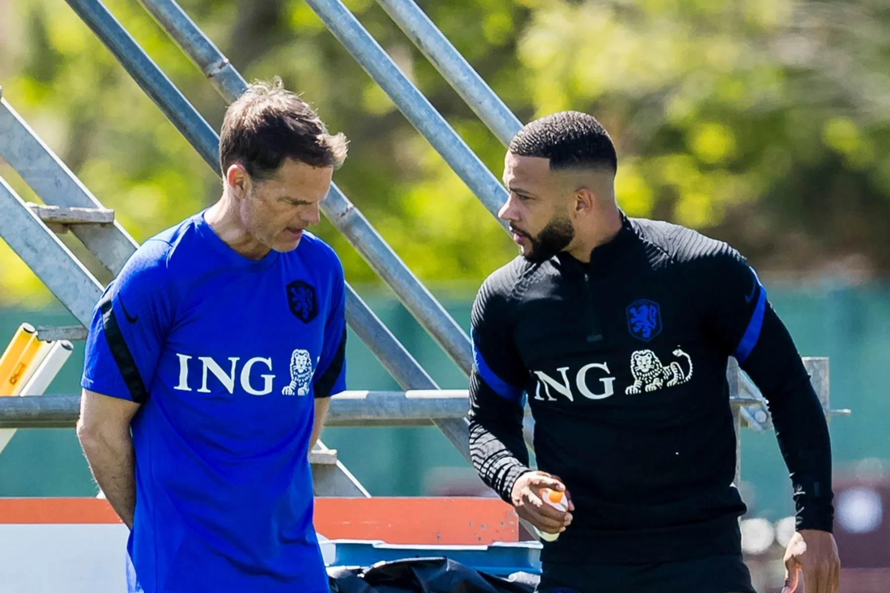 Vogelgekwetter, Catalaanse vragen en de verdwenen buikpijn van Memphis