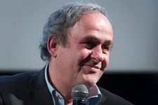 Thumbnail for article: Platini maakt belofte waar en keert na schorsing terug in de voetballerij
