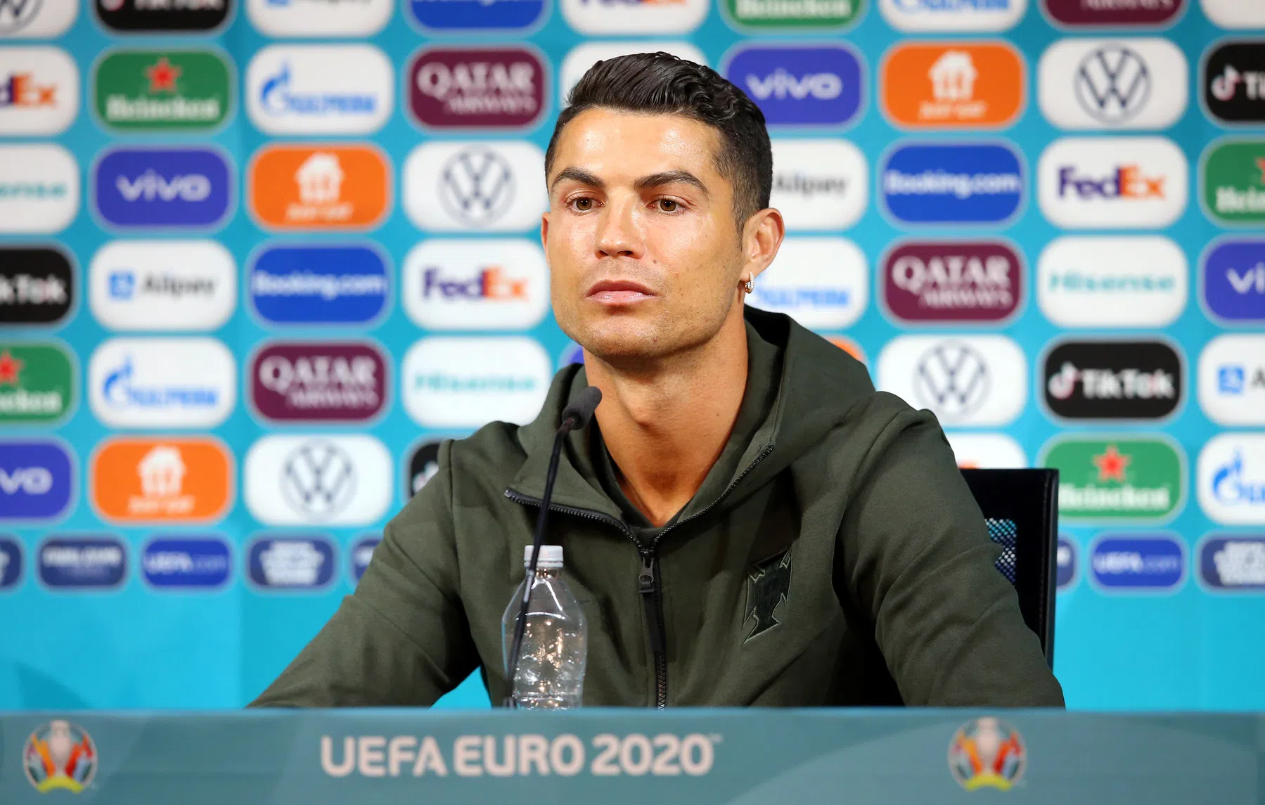 UEFA tikt Ronaldo en co op de vingers na flesjesincidenten