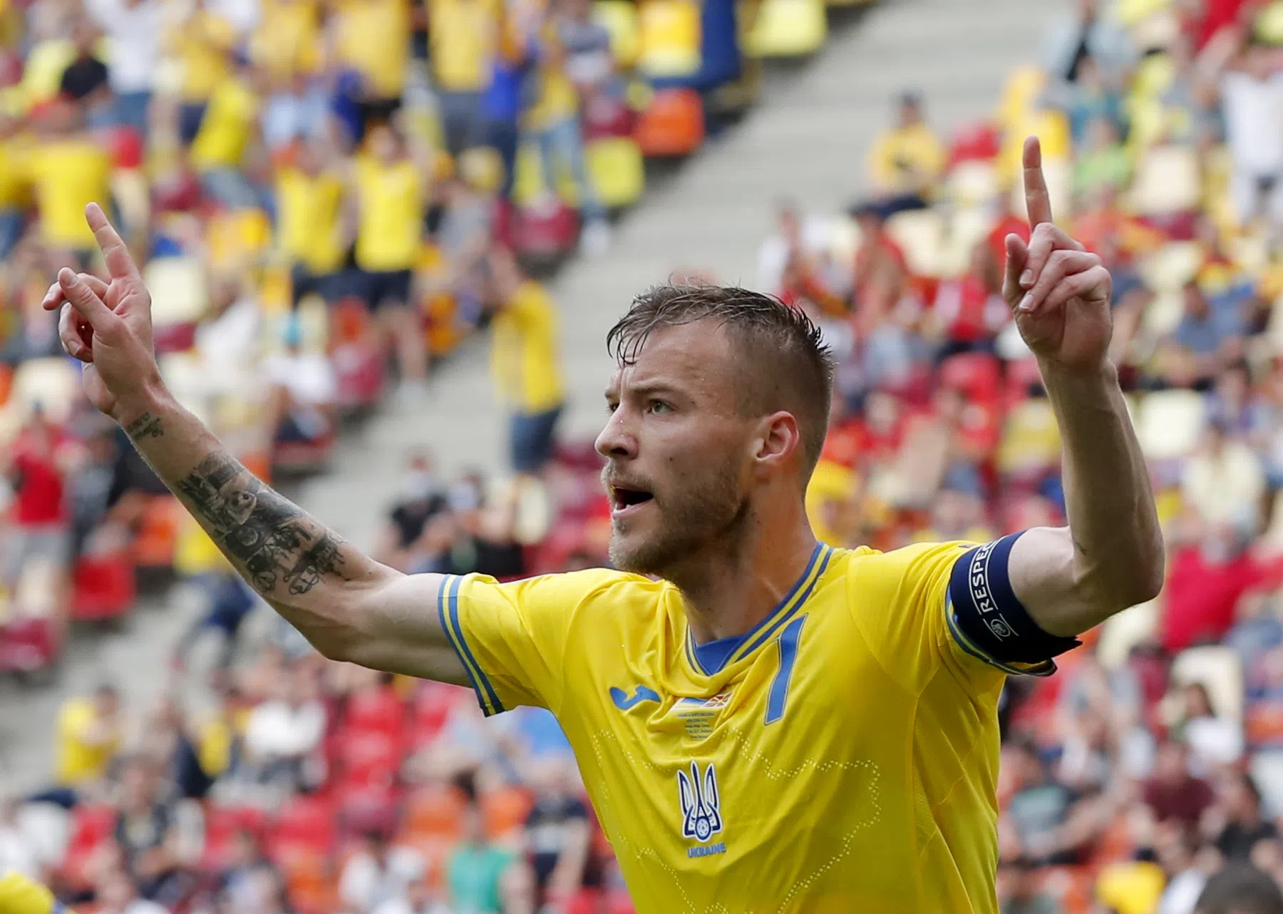 Andrei Yarmolenko doet Ronaldo na en lacht om 'bottle-gate'