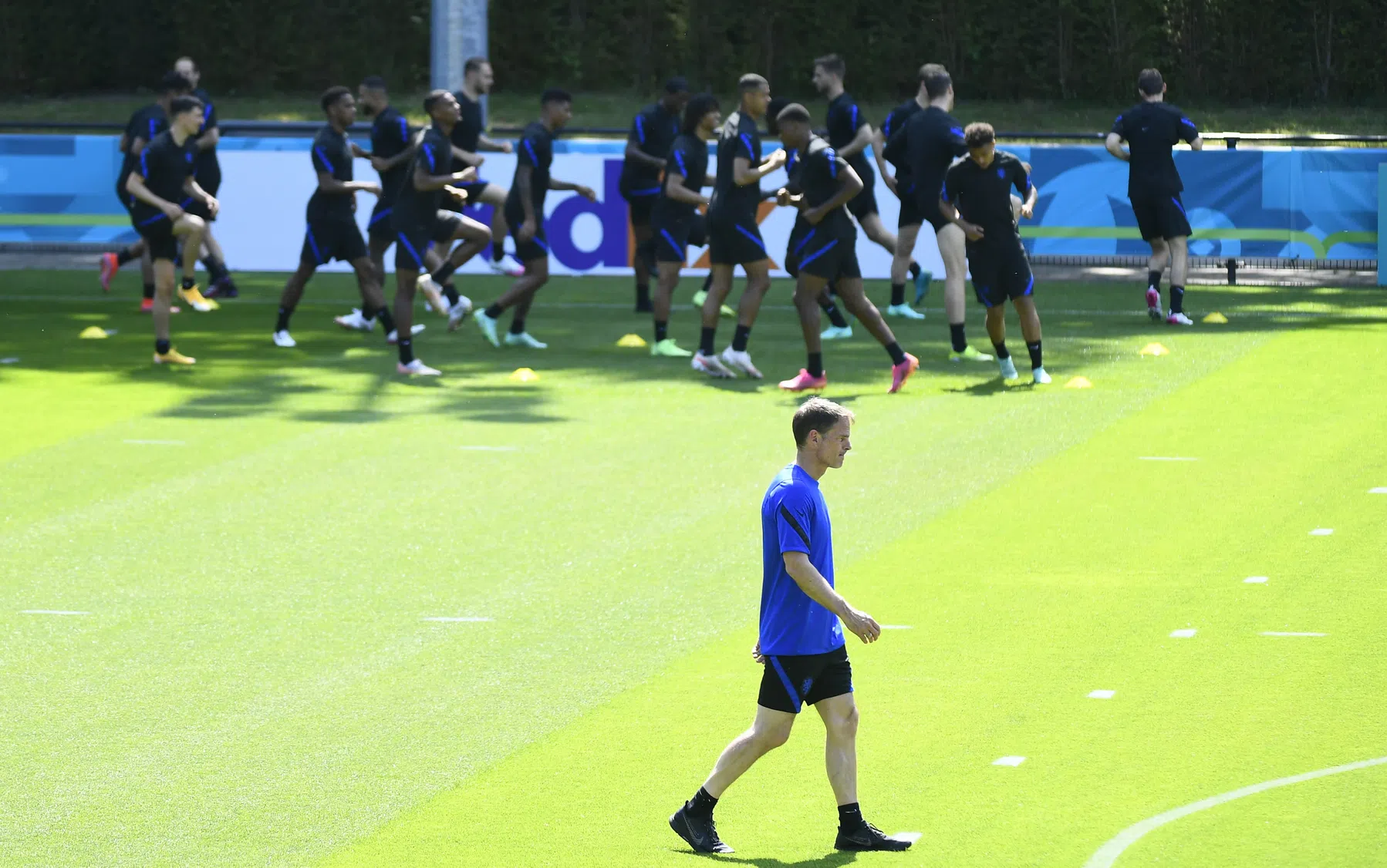 Oranje met complete groep én traditioneel vliegtuigje richting Noord-Macedonië