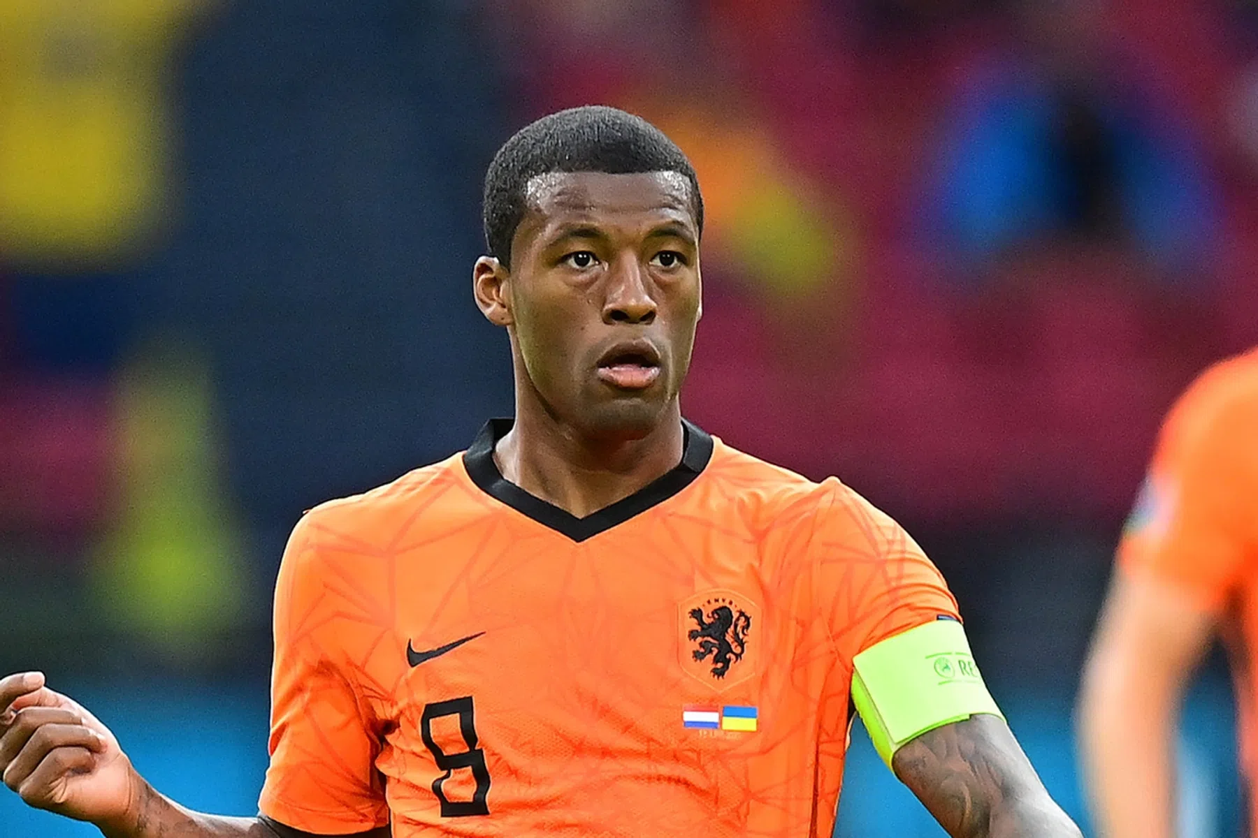 Wijnaldum draagt in Hongarije speciale aanvoerdersband