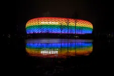 Thumbnail for article: Griezmann en Piqué reageren op regenboogstatement Barcelona