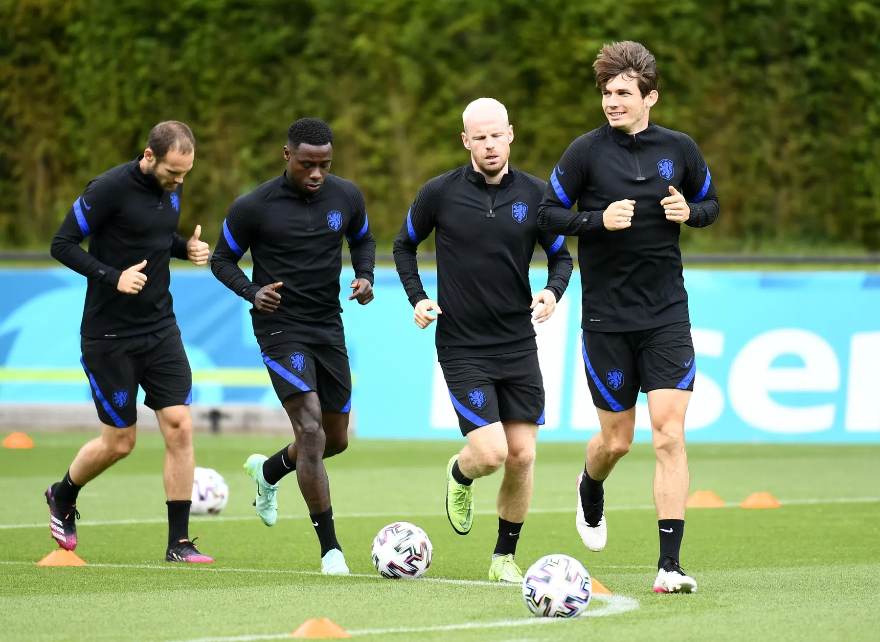 De Roon is bowling-verslaggever van Oranje, teamgenoten zingen Messi wakker