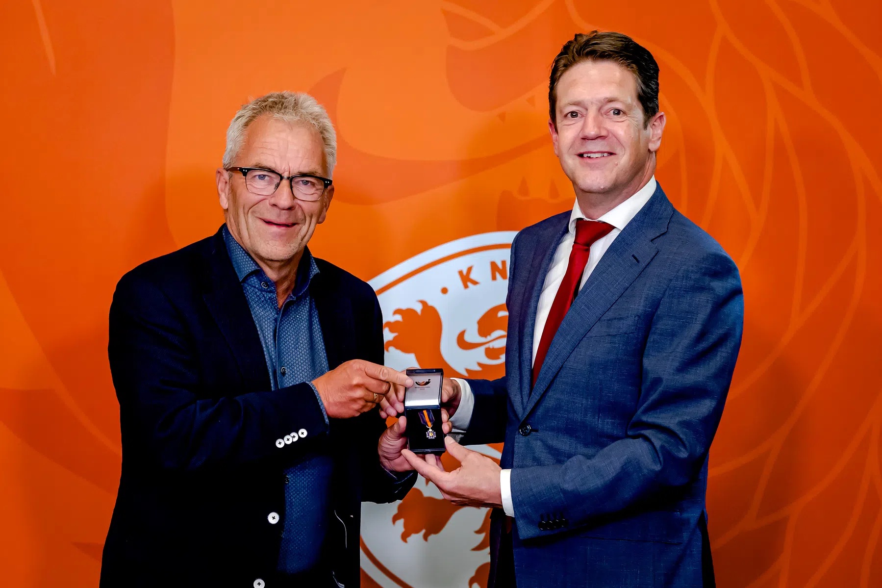 KNVB benoemt afzwaaiend directeur Gudde tot bondsridder