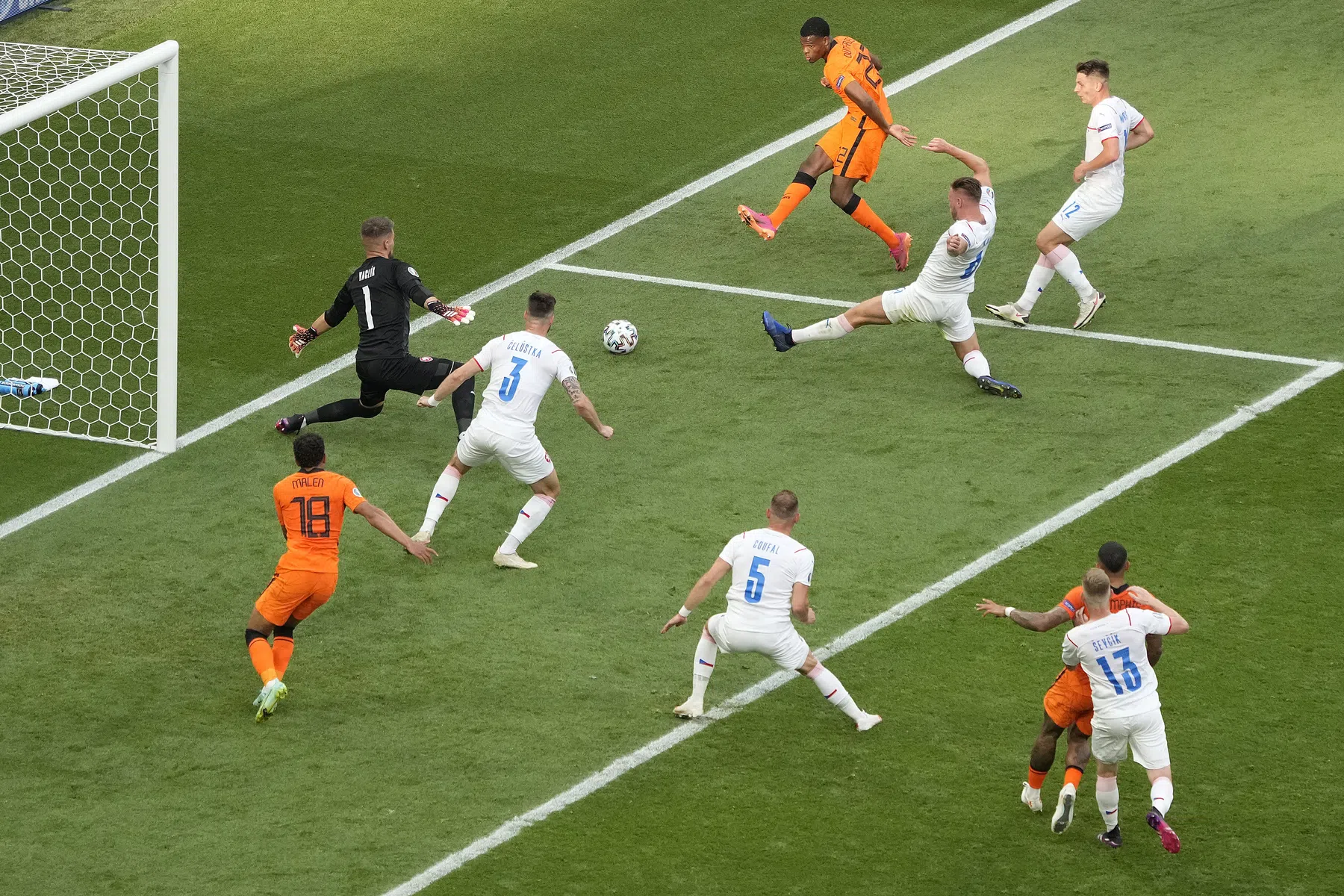 Veelzeggend: Oranje schiet niet één keer op doel tegen Tsjechië