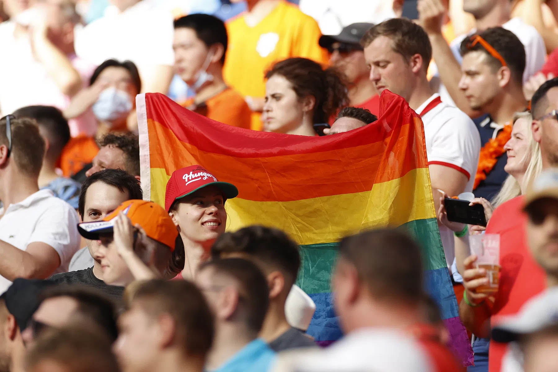 UEFA voelt zich genoodzaakt tot statement: regenboogvlag wel welkom