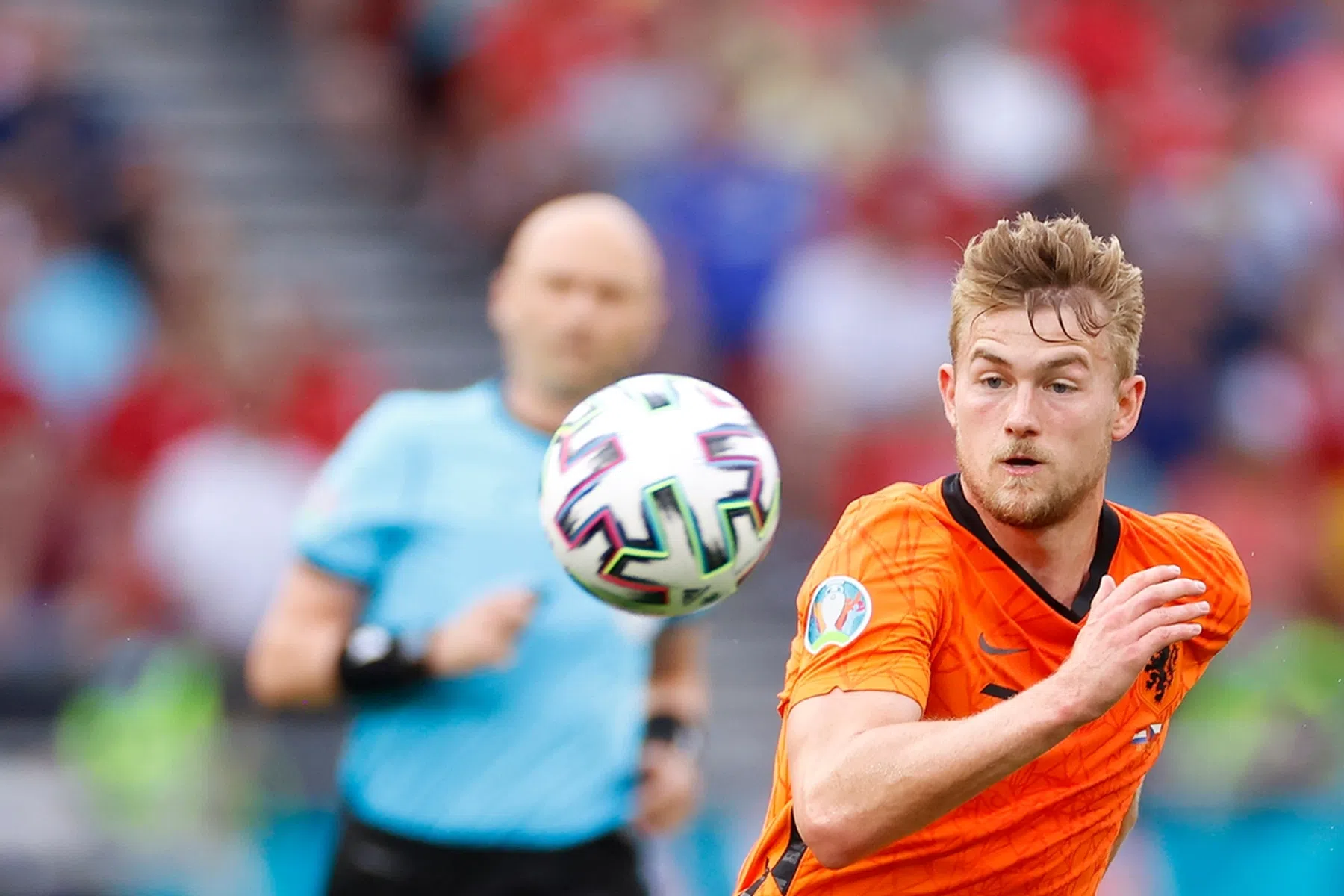 Oranje wacht hels karwei na rode kaart De Ligt